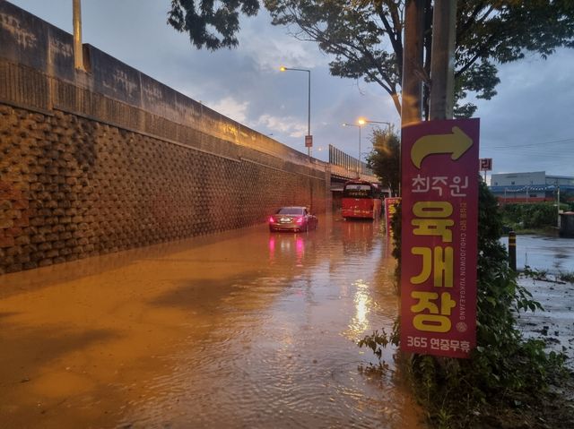 침수된 광주 서창천 주변 