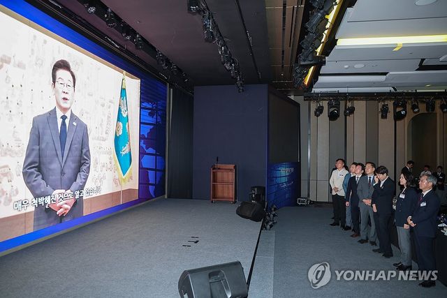 이재명 대통령 영상 축사 듣는 방송의날 기념식 참석자들