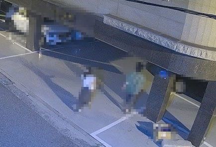 접근금지 명령 어기고 피해자 주거지 들어가는 20대 A씨(사진 왼쪽)