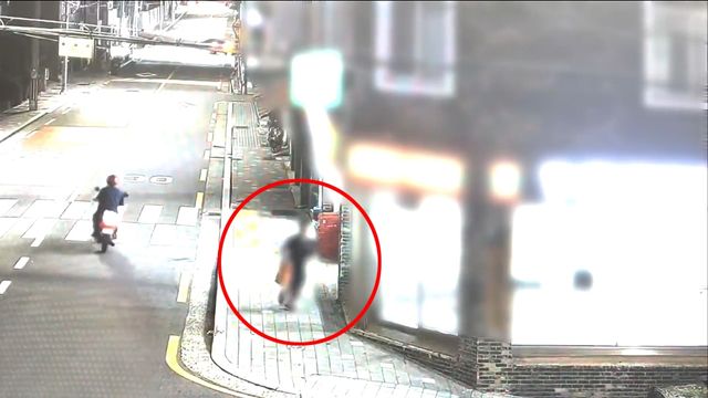 편의점 밖으로 도주하는 범인