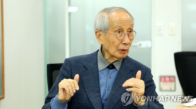 연합뉴스와 [삶] 인터뷰 중인 윤여준 전 환경부 장관