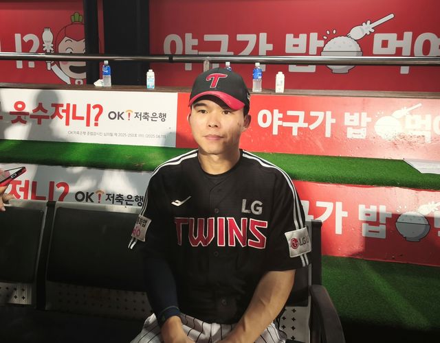 경기 후 인터뷰하는 LG 문성주