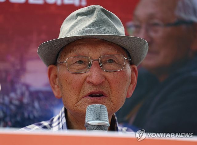 발언하는 비전향장기수 안학섭씨