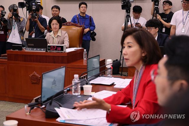 나경원 의원 발언 듣는 추미애 위원장