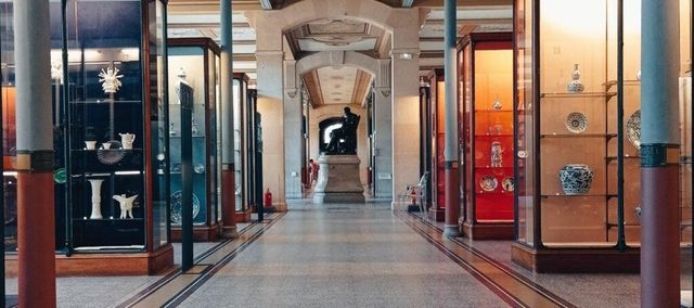 도난사고가 난 프랑스의 도자기 박물관