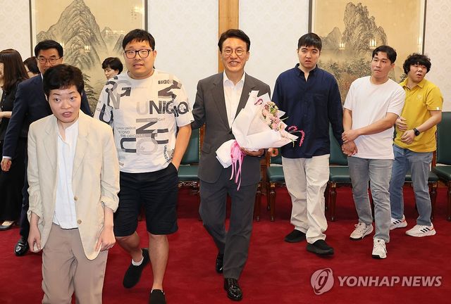 발달장애인 가족 초청한 김민석 총리