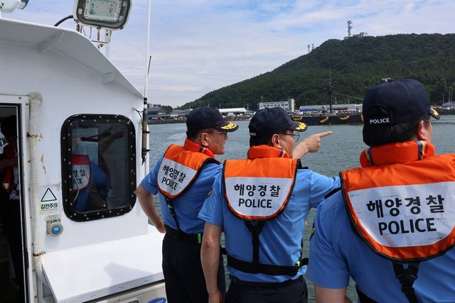 태안 앞바다 순찰하는 김용진 해양경찰청장