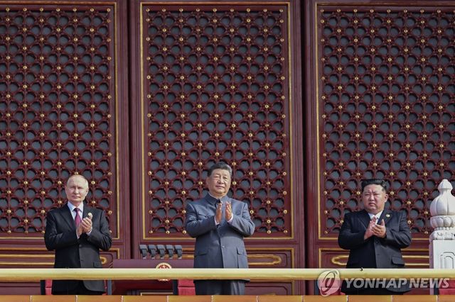 3일(현지시간) 중국 베이징 톈안먼 망루에 서서 열병식을 지켜보는 북중러 정상