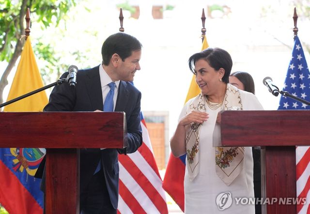 마코 루비오 미 국무장관(왼쪽)과 가브리엘라 소메르펠드 에콰도르 외교 장관