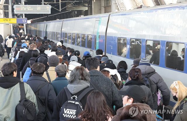 '설 연휴 마지막 날' 북적이는 서울역