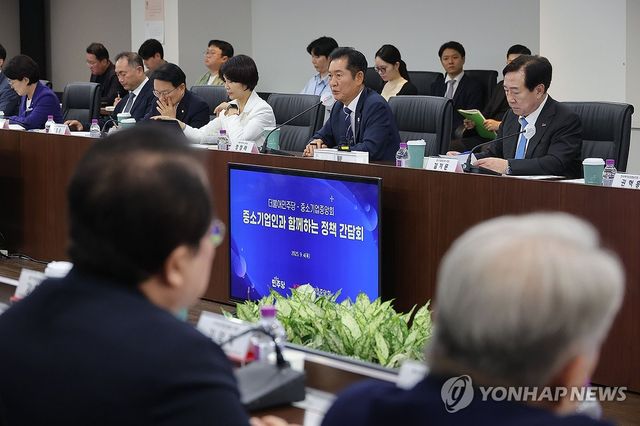 중소기업인 간담회 가지는 정청래 대표