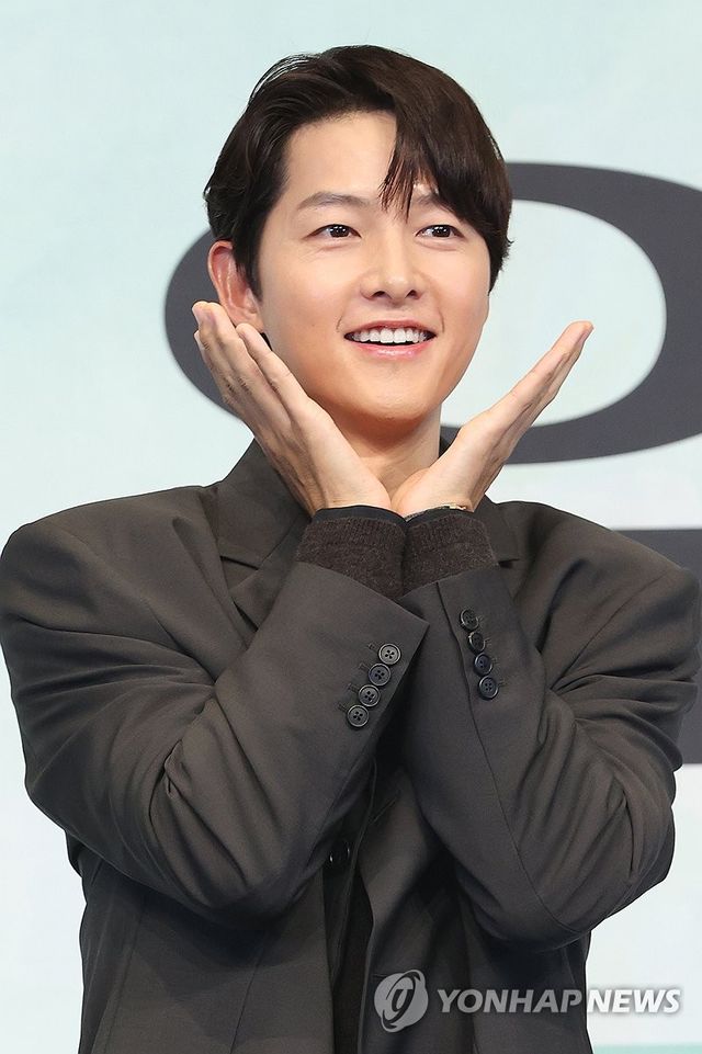 포즈 취하는 송중기