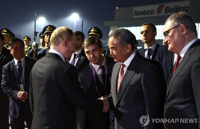 중국 방문 마치고 서우두공항에서 왕이 외교부장 배웅 받는 푸틴