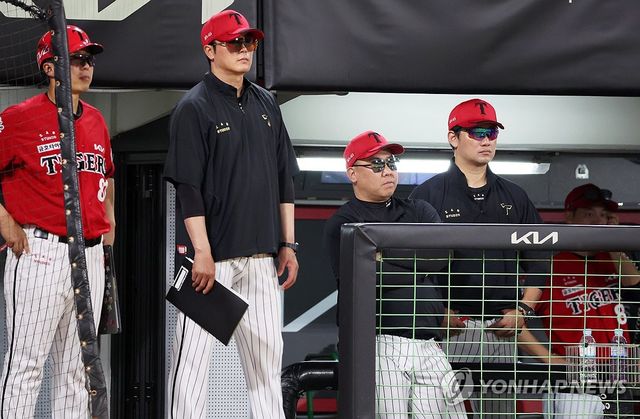 경기 지켜보는 KIA 더그아웃