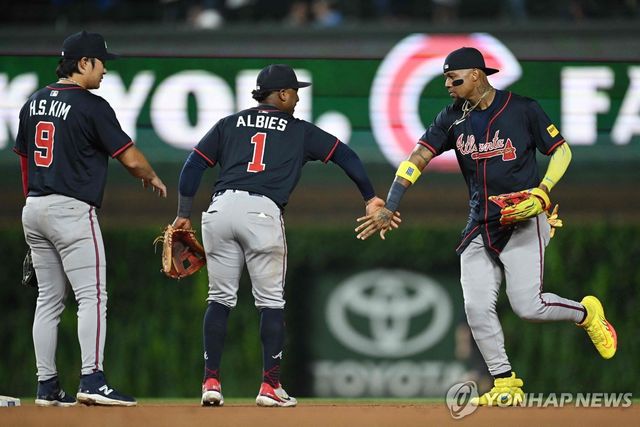 경기에서 승리한 뒤 동료들과 기뻐하는 김하성(왼쪽)