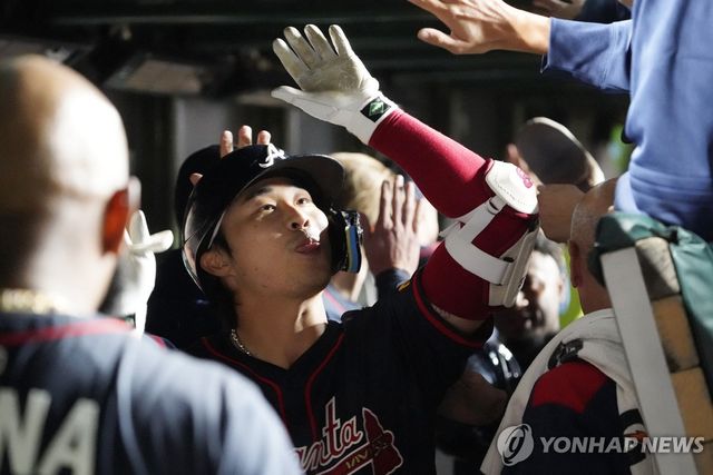 애틀랜타 이적 후 첫 홈런을 때리고 동료 축하를 받는 김하성