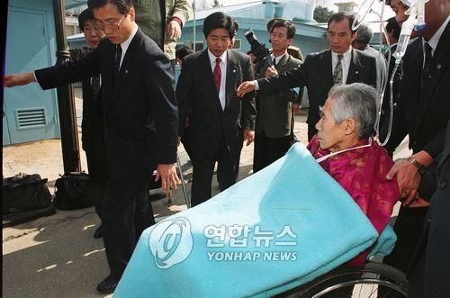 1993년 3월19일 판문점에서 리인모씨가 송환되는 모습.[연합뉴스 자료사진]