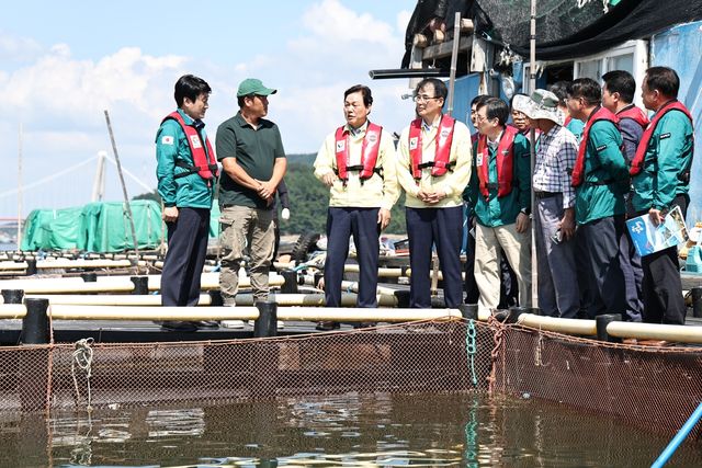 남해군 고현면 해상가두리 양식장 찾은 박완수 경남지사(가운데)