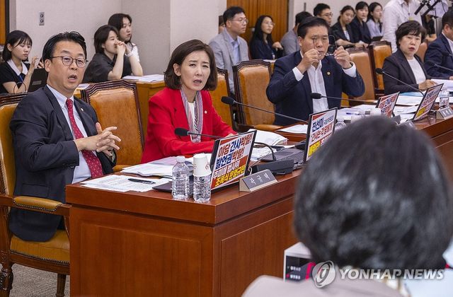 추미애 법사위원장에게 항의하는 국민의힘