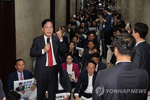 국회 사무처 관계자들에 항의하는 송언석 원내대표