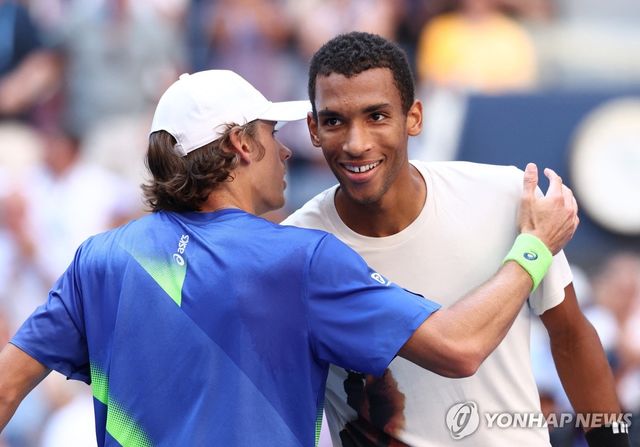 승리한 오제알리아심(오른쪽)