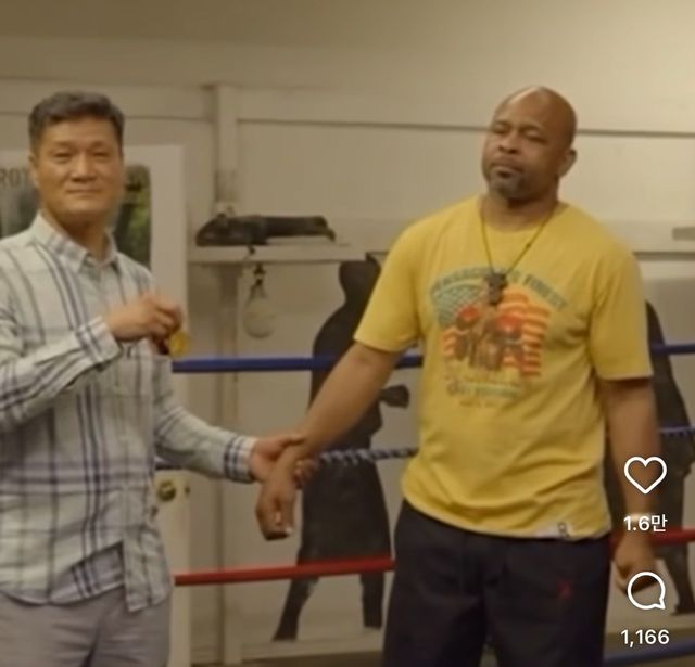 로이 존스 주니어를 만나 금메달을 들어 보이는 박시헌(왼쪽)