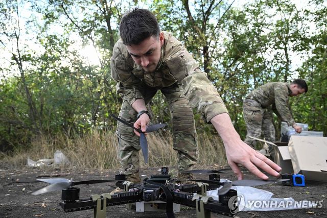 드론 살펴보는 우크라이나 병사
