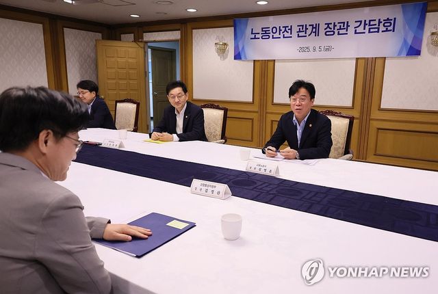 노동안전 관계 장관 간담회 주재하는 김영훈 장관