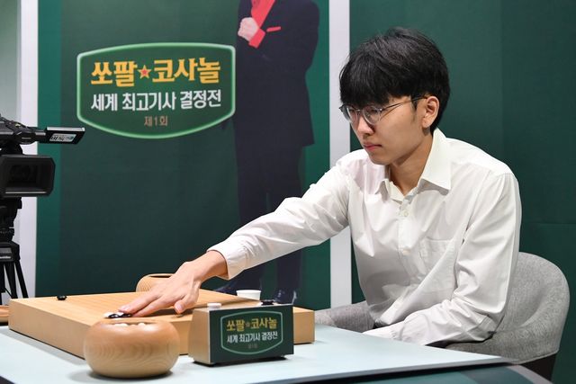 신진서 9단이 쏘팔코사놀 세계최고기사 결정전 초대 우승에 도전한다.