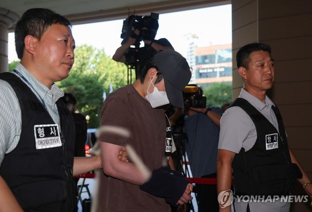 긴급체포 후 영장심사 받는 초등생 유괴 미수범