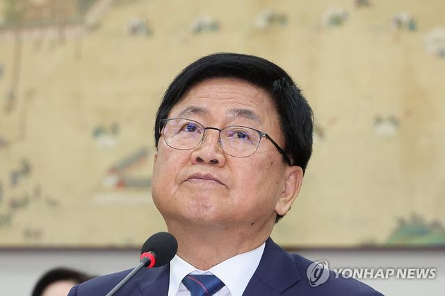 답변 고심하는 최교진 교육부 장관 후보자