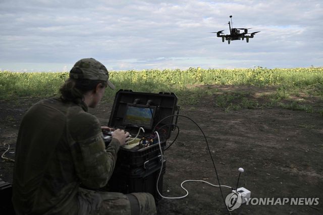 드론 조종하는 우크라 병사
