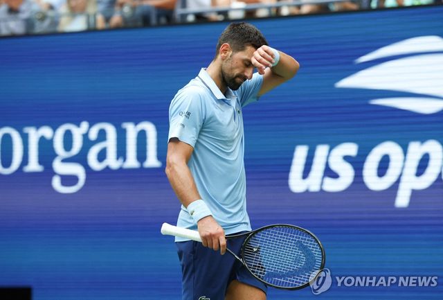 조코비치 '안 풀리네'