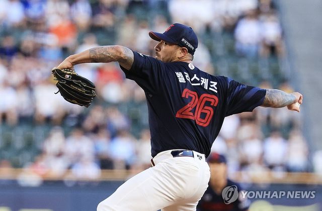 역투하는 롯데 벨라스케즈