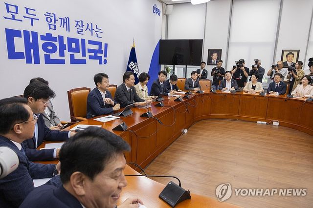 원내대책회의에서 발언하는 김병기 원내대표