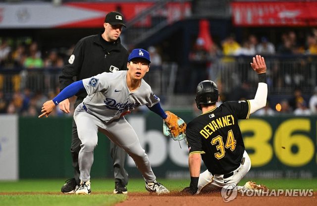 2루 수비를 하는 김혜성(왼쪽)