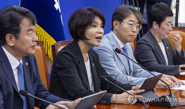 원내대책회의에서 정기 국회 운영방향 설명하는 한정애 정책위의장