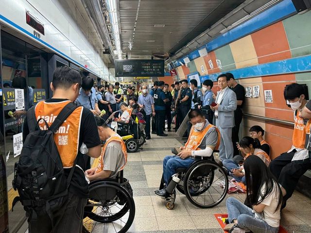 지하철 4호선 남태령역 탑승 시위 모습 [전국장애인차별철폐연대(전장연) 제공]