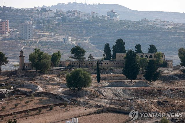요르단강 서안의 유대인 정착촌에 버려진 이슬람 사원 건물