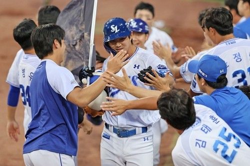 홈런 두 방으로 승리에 앞장선 삼성 구자욱