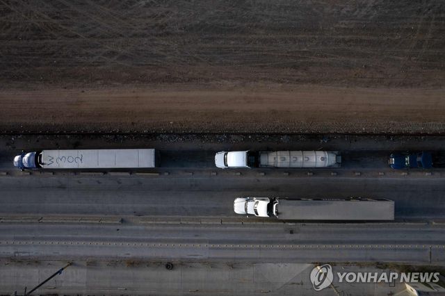 미국 국경 지대의 멕시코 화물차들