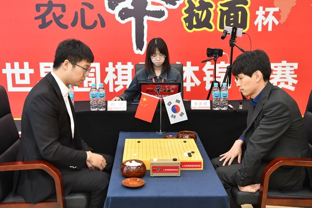 이지현(오른쪽) 9단이 농심신라면배 3국에서 중국 탄샤오 9단에게 패했다.