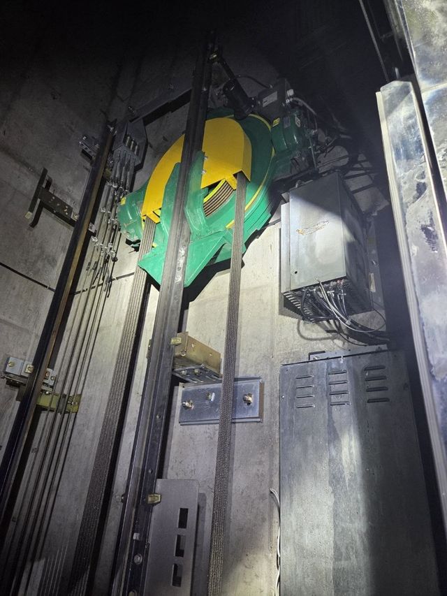 불난 엘리베이터 장비의 모습