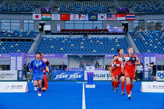 대만과 경기에서 입장하는 한국 선수단(오른쪽)