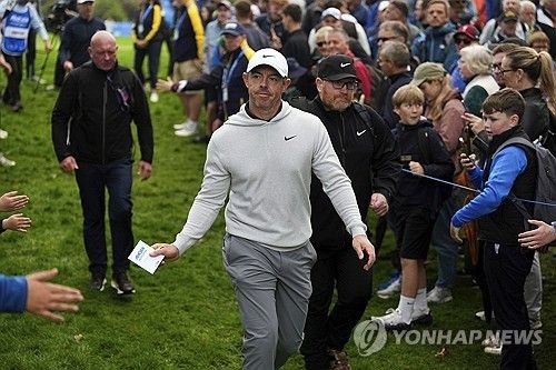 구름 관중의 응원을 받는 매킬로이.