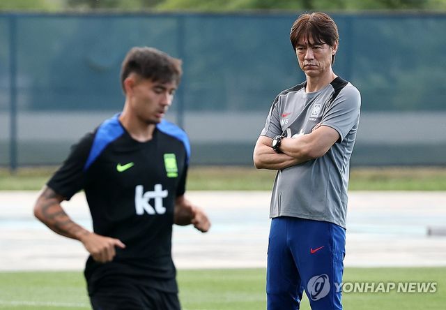 옌스 카스트로프 지켜보는 홍명보 감독