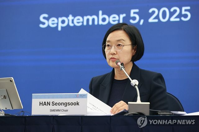 기자회견 하는 한성숙 장관