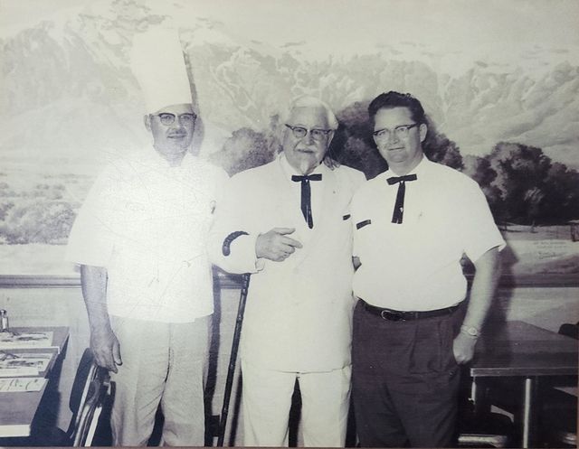 창업 당시의 샌더스 대령(가운데) [매장 내부 전시사진] 