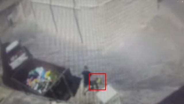 나사렛에서 헝가리인이 고양이를 살해하기 직전 모습. 빨간 네모 안이 고양이가 담긴 봉투 [이스라엘 경찰 제공. 재판매 및 DB 금지]