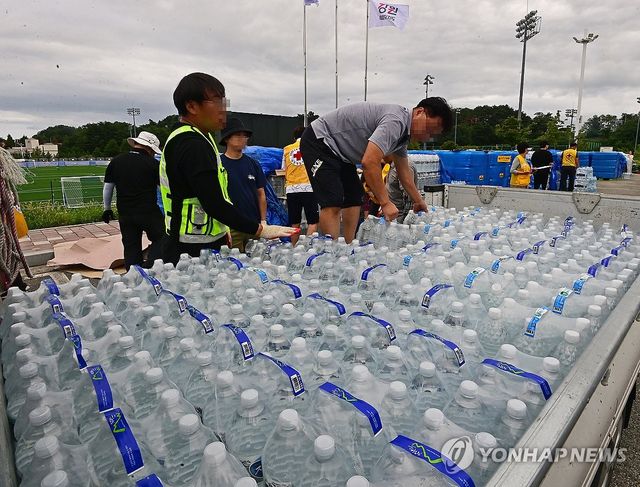 생수 받아 가는 강릉시민들